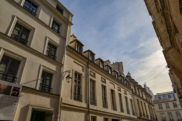 Fototapeta na wymiar typical parisians building facade , haussmannian style , 12th arrondissement