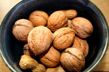 Nussschale mit Walnüssen