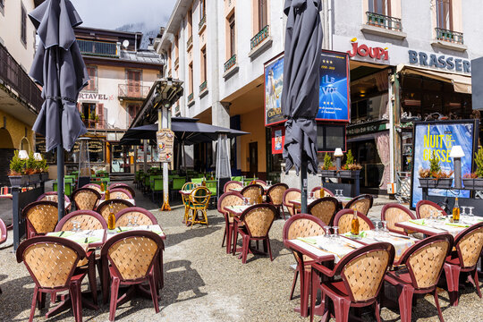 Outdoor tables at the Joupi Brasserie, located in the centre of Chamonix