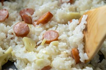 ガーリックライス(ウインナー入り)、調理シーン。
