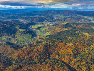 Lot nad Górami Leluchowskimi jesienią. Widok na Dolinę Popradu w okolicach Leluchowa.