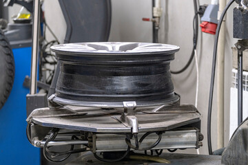Disassembly and installation of the tire on the disc of the car. Replacement of tires according to the season at the car service.