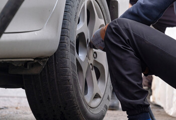 Disassembly and installation of the tire on the disc of the car. Replacement of tires according to...