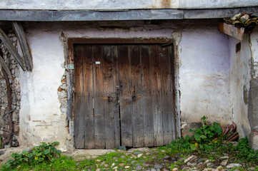 Fototapeta na wymiar embroidered wooden doors of historical houses
