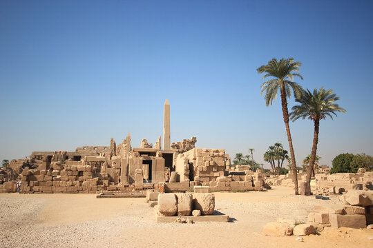 vue large  arri&egrave;re du temple de Karnak , Louxor, Egypte