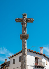 Crucero de piedra del siglo XVIII en la hermosa villa de La Alberca, España
