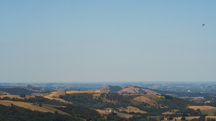 Fototapeta na wymiar Pays Basque observé depuis le flanc des Pyrénées, en période estivale