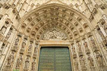 sevilla pórtico puerta de la catedral entrada metal bronce 4M0A5261-as24