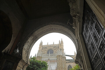 Fototapeta premium sevilla giralda catedral puerta vista desde el barrio de santa cruz 4M0A5275-as24