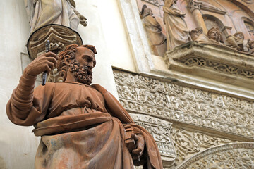 Fototapeta premium sevilla escultura san pedro pórtico puerta de la catedral entrada metal bronce 4M0A5288-as24