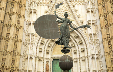 Fototapeta premium sevilla escultura giraldillo veleta pórtico puerta de la catedral entrada metal bronce 4M0A5299-as24