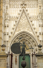 Fototapeta premium sevilla escultura giraldillo veleta pórtico puerta de la catedral entrada metal bronce 4M0A5308-as24
