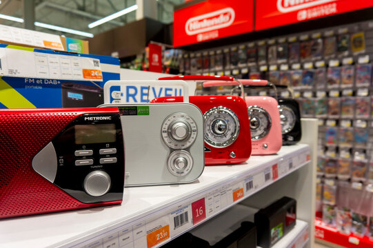 rayon de supermarché avec des radio de différents types vintage en vente