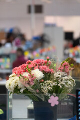 flores en contexto de oficina