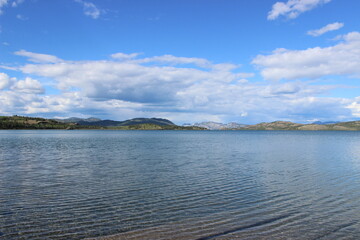 Vue sur le Lac Laberge dans le Yukon au Canada