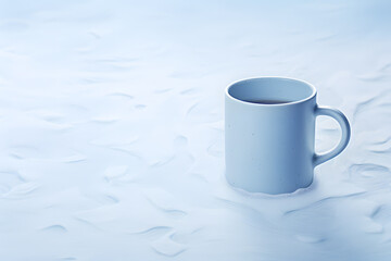 Obraz premium white mug with hot drink standing in the snow on a freezing winter's day