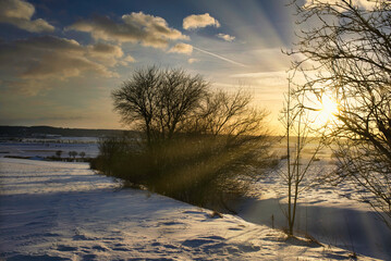 Winterliche Landschaft mit Sonnenstrahlen