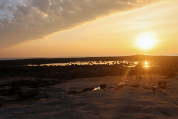 Obraz premium A Mesmerizing Sunrise Landscape. Captivating Sunrise Vista from St. Martin's Serene Shoreline. Saint Martin Island, Bangladesh