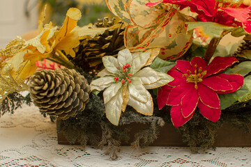 Decoración de plantas navideñas en una casa
