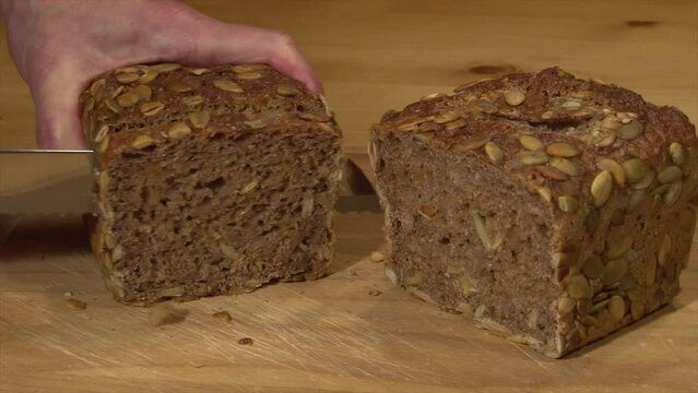 Bio Vollkornbrot schneiden