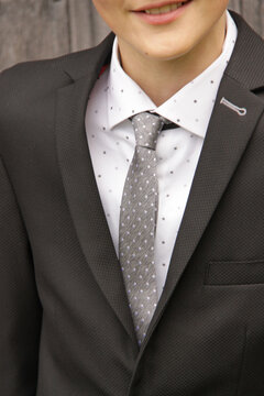 Ein Herrenanzug in dunkelgrau mit hellgrauer Krawatte und weißem Hemd