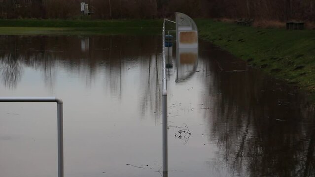 Hochwasser in Sachsen-Anhalt, Fluss Saale, Weissenfels, Uichteritz, Deutschland 12.2023-01.2024