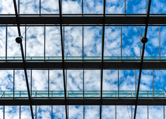 Glasdach und Hausfassade aus Glas, Humboldt Universität zu Berlin, Johann von Neumann Haus, Berlin Adlershof, Deutschland - obrazy, fototapety, plakaty