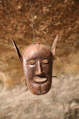 Masque de torture en fer médiévaux à la maison forte du château de Reignac en Dordogne, outils...
