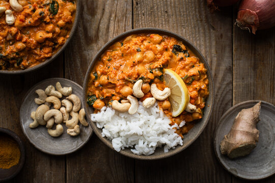 curry de pois chiche cr&eacute;meux aux &eacute;pinards, sauce tomate et noix de cajou avec du riz