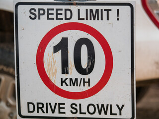 Panneau de signalisation routière sale, limitation de vitesse à 10 km/h en anglais