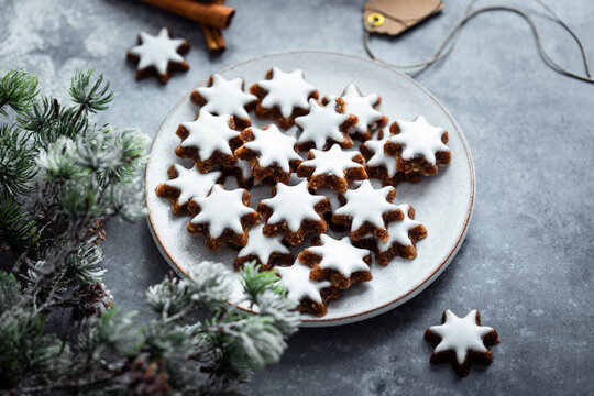 biscuits bredele de No&euml;l en forme d'&eacute;toile aux &eacute;pices, cannelle, orange et sucre glace
