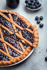 tarte sablée à la confiture de myrtille avec croisillons de pâte