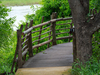 Pont en bois près d'une rivière