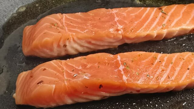 morceaux de saumon en cuisson, dans une po&ecirc;le