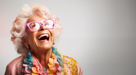 Le bonheur d'une vieille femme avec des lunettes, image avec espace pour texte.
