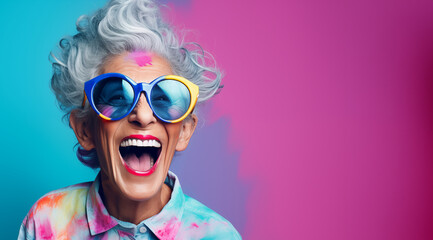 Le bonheur d'une vieille femme avec des lunettes, arrière-plan coloré, image avec espace pour texte.