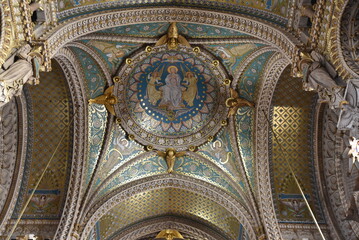 Voûtes décorées de Notre-Dame de Fourvière à Lyon. France