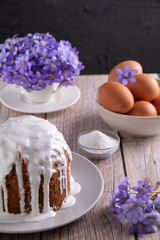  this photo features a homemade kulich, a traditional cake adorned with delicate icing. Symbolizing both holiday joy and religious tradition,  artistry and festive spirit associated 