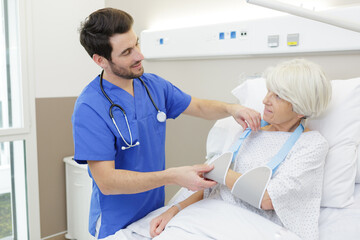 Obraz premium male doctor taking care senior woman