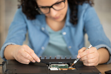 a woman during the installation of pc