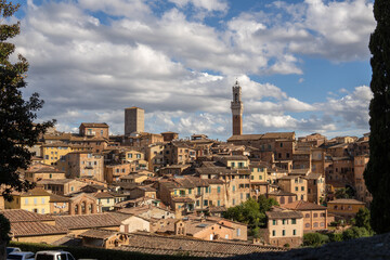 Siena Italia Toscana en Europa vista aérea de casas del pueblo europeo ciudad urbana con torre y...