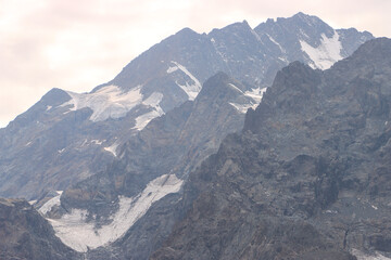 Majestätische Gipfelsilhouette mit Gletschern; Blick vom Lago Pirola zum Monte Disgrazia (3648), Bernina-Alpen