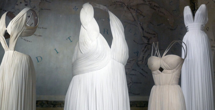 Azzedine Ala&iuml;a / Madame Gr&egrave;s. Mme Gres, 20th century seamstress, her dresses of great modernity, clean lines, monochrome colors mirroring Alaia's creations. Long, flowing, pleated, draped dresses....