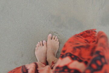 pies en la arena