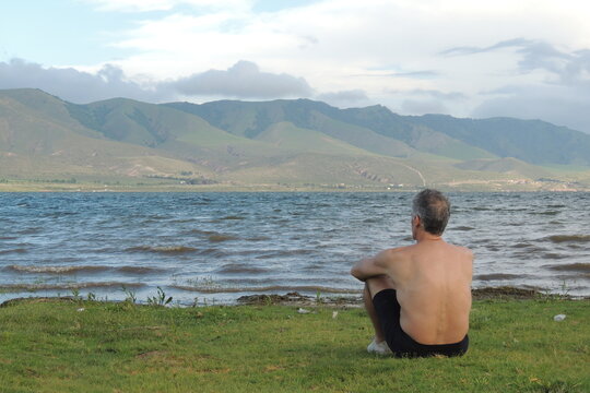 abuelo frente al lago