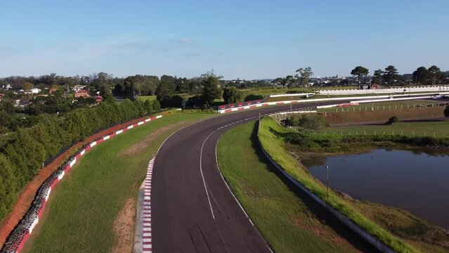 Carros de corrida na pista vis&atilde;o de Drone