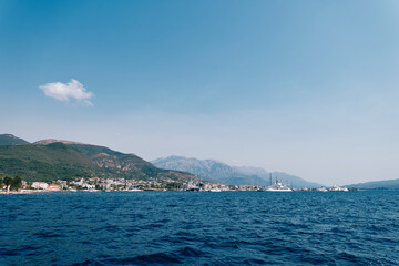 Fototapeta na wymiar Yachts sail in the sea against the background of a mountainous resort coast