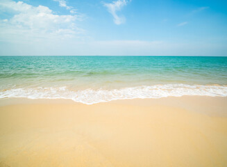 Obraz premium Beautiful horizon Landscape summer panorama front view point tropical sea beach white sand clean and blue sky background calm Nature ocean Beautiful wave water travel at Sai Kaew Beach thailand