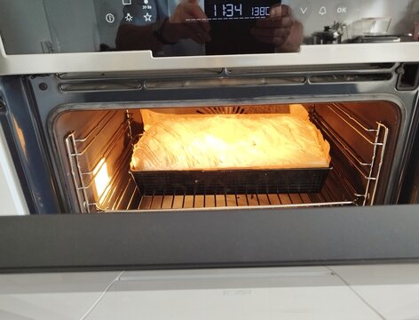 Pieczenie ciasta w piekarniku.