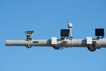 Traffic security camera that displays vehicle passes on the pole - obrazy, fototapety, plakaty